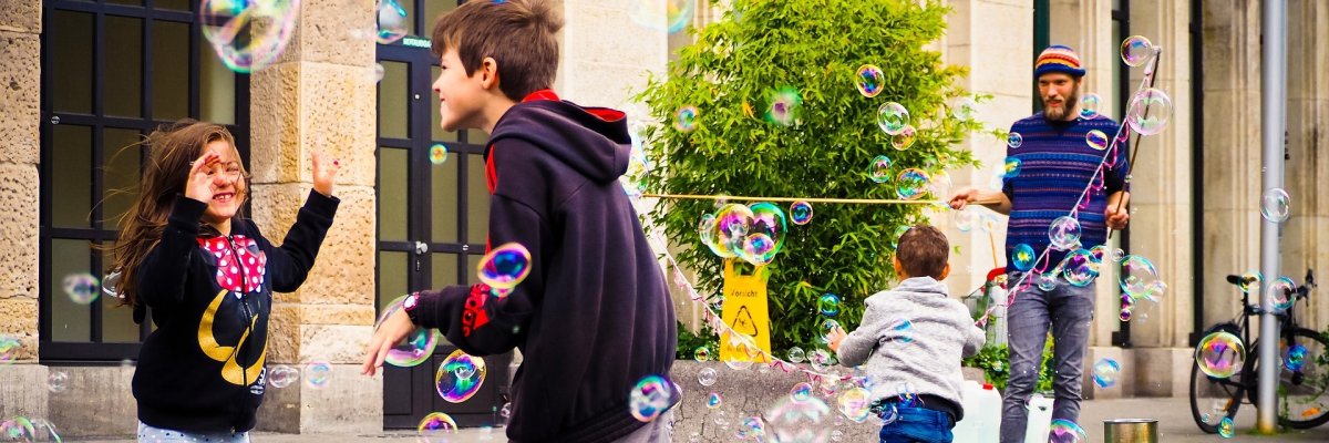 Kinder spielen auf der Straße